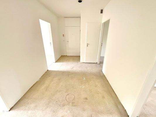 Großer Flur mit Abstellkammer