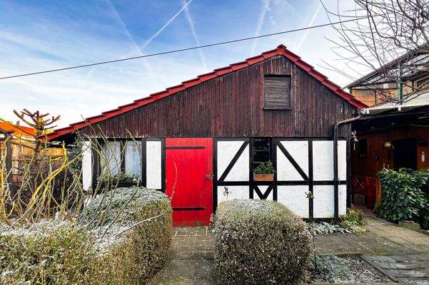 Gartenhaus hinter dem Wohnhaus