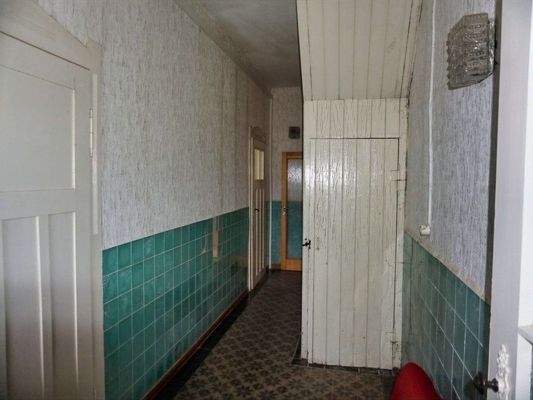 Flurmit Eingang zum Keller und Aufgang zum Dachboden