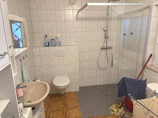 Bad mit ebenerdiger Dusche