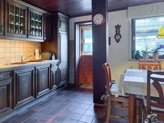 8. Küche mit "Schnacktür" und Zugang zur Terrasse.jpg