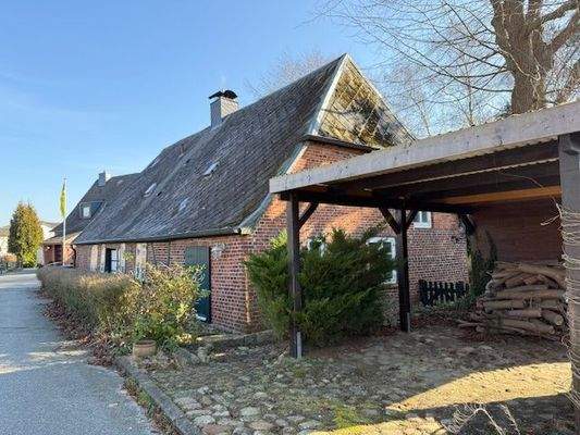 seitl. Sicht zum Carport u. Haus