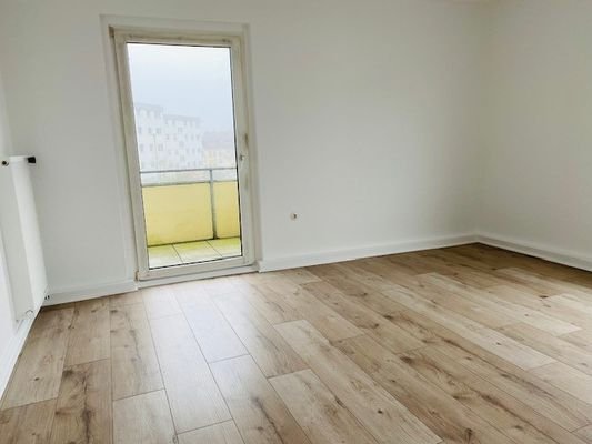 Wohnzimmer mit Ausgang zum Balkon