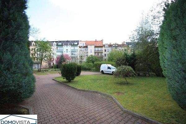 Hof mit Stellplätzen