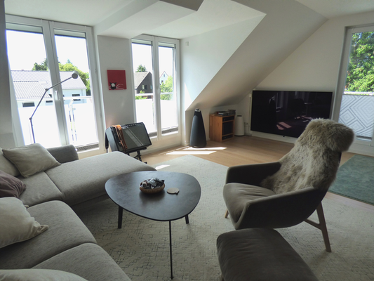 Wohnzimmer mit Ausgang zum großen Westbalkon.