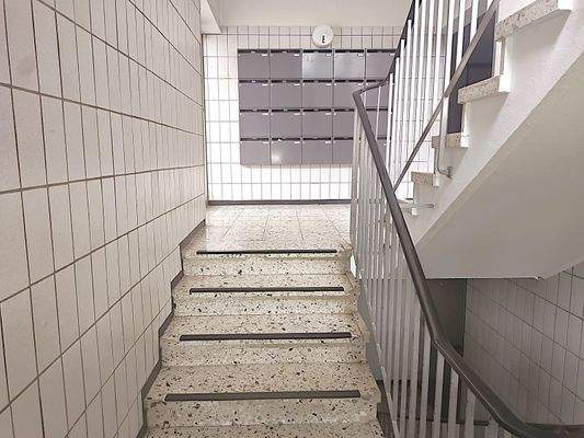 9038KC-06 gepflegtes Treppenhaus