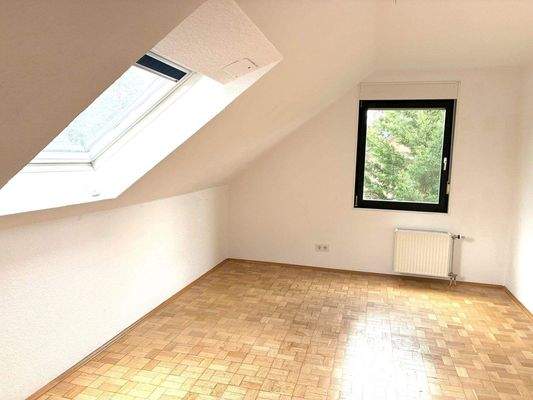 Schlafzimmer 4 OG.jpg