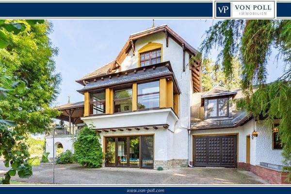 Großzügige Villa Gartenseite