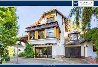 Großzügige Villa Gartenseite