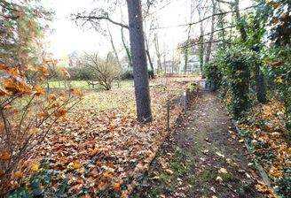 Parkähnliche Grünanlagen auf dem Grundstück