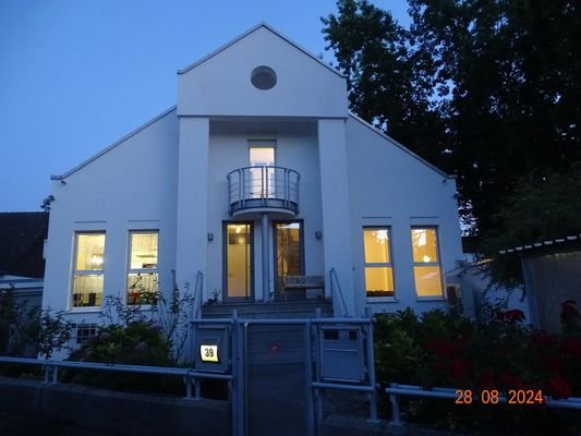 Frontansicht am Abend