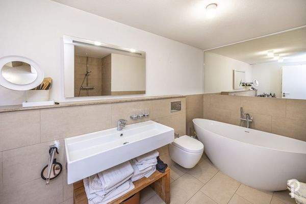 Bad mit Badewanne und Dusche