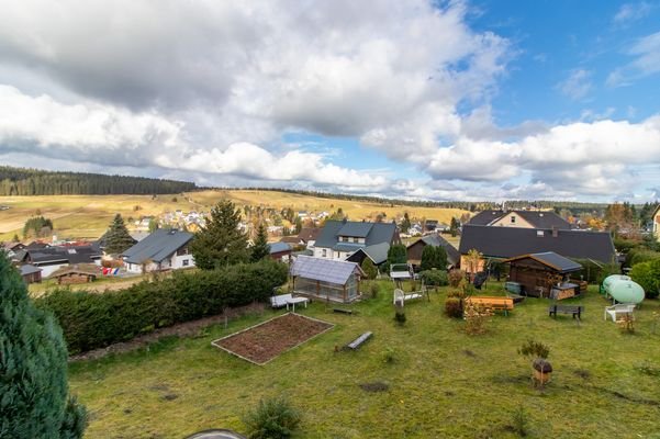 Ausblick vom Garten ins Tal