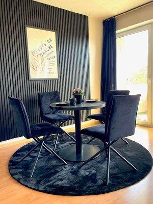 Essbereich mit Blick auf den Balkon.jpg