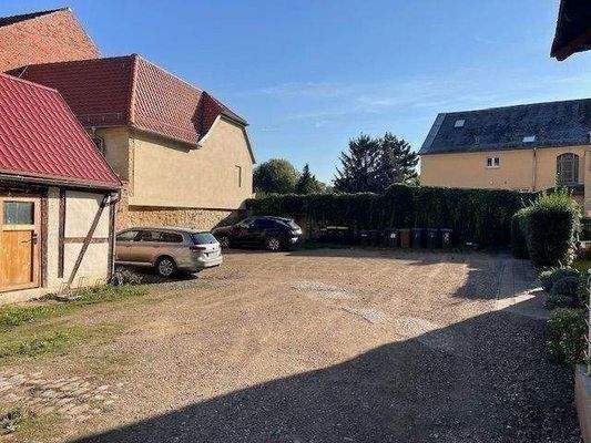 Hofbereich mit Nebengebäude