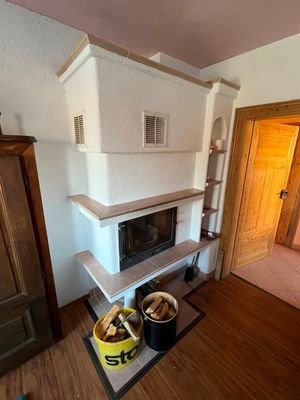 Wohnzimmer mit Kamin
