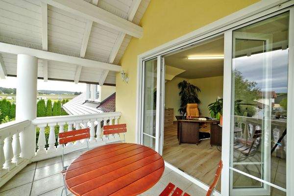 OG - Überdachter Balkon v. Büro