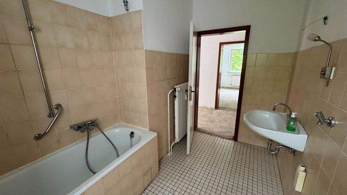 geräumiges Wannenbad