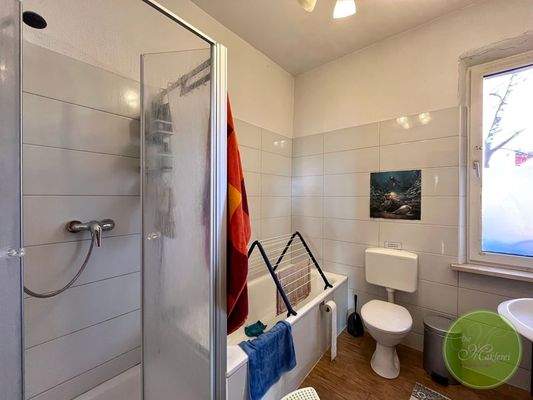 Bad mit Wanne UND Dusche ...