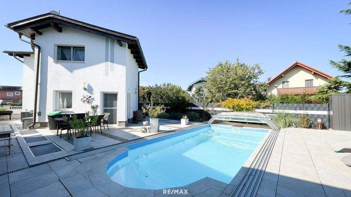 Haus und Poolansicht