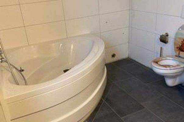 Bad, Dusche mit Toilette