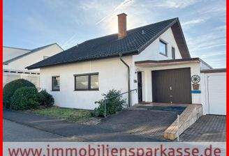 Sicht vom Haus inkl. Garage von Straßenseite aus