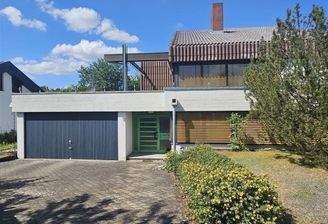 Ansicht mit Eingang und Garage