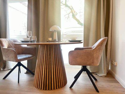 Esstisch mit Designstühlen