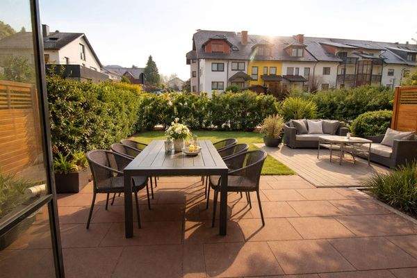 Terrasse-Garten- KI-generiert