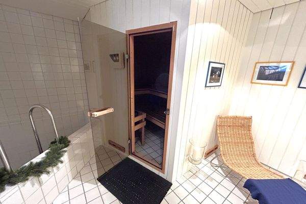 Wellnessbereich mit Sauna und Tauchbecken