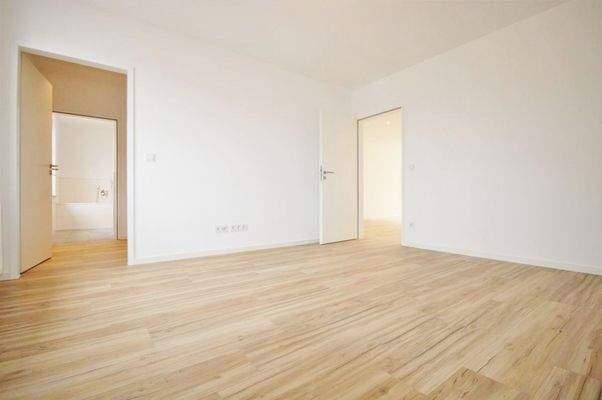 Schlafzimmer mit Zugang zum Ankleidezimmer