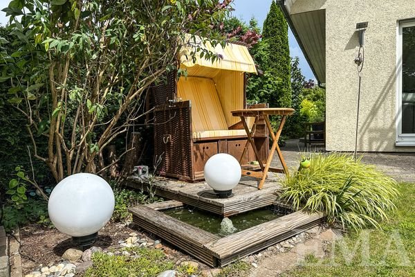 Relaxecke mit Gartenbrunnen