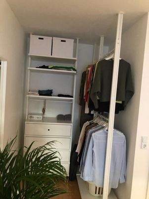 offener Kleiderbereich im Schlafzimmer 