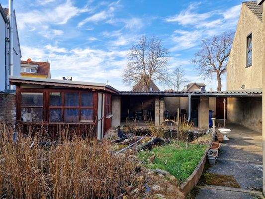 Abstellraum und Teich im Innenhof