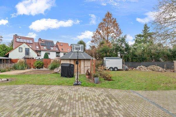 Seitliche Grundstücksansicht