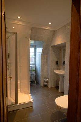 Badezimmer mit Dusche