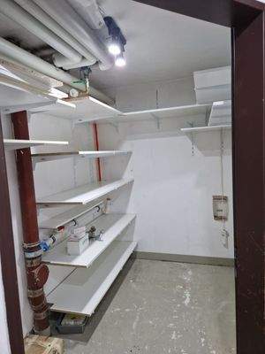 Abstellraum mit Waschmaschinenanschluss