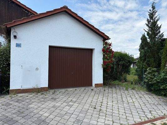 Garage und Stellplatz davor