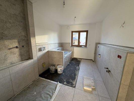 Badezimmer mit Dusche und Wanne