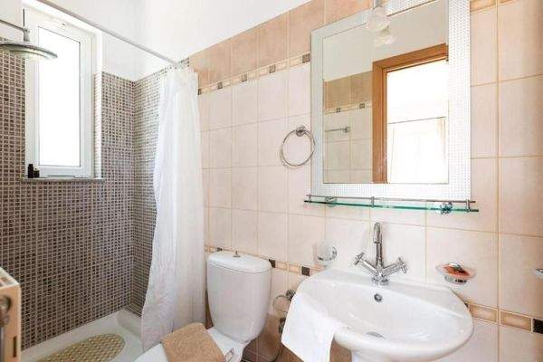 Kreta, Kournas: Spektakuläre Villa mit Tennisplatz nahe des Kournas-Sees zu verkaufen