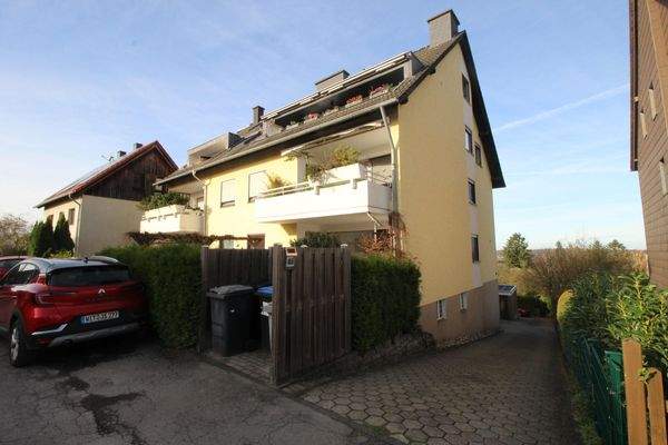 Blick auf das Haus, seitlich + Weg in den Hof 