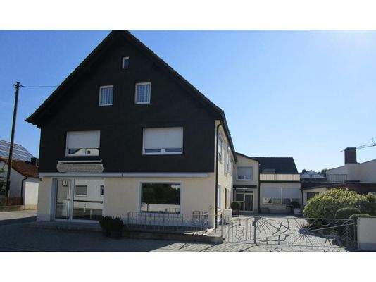 Hausfront mit Laden.