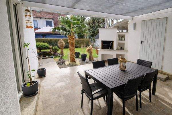 Blick von überdachter Terrasse