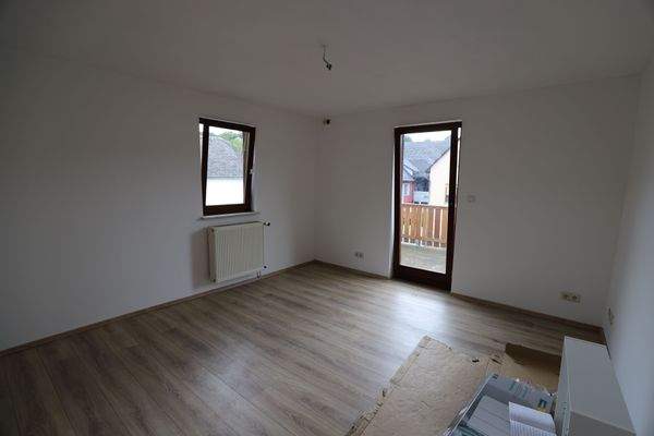 Zimmer OG mit Zugang zum Balkon