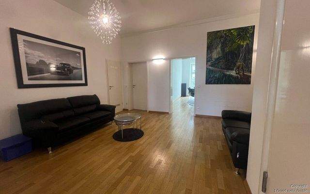 Repräsentativer Zugang mit Platz für Empfangsmöbel