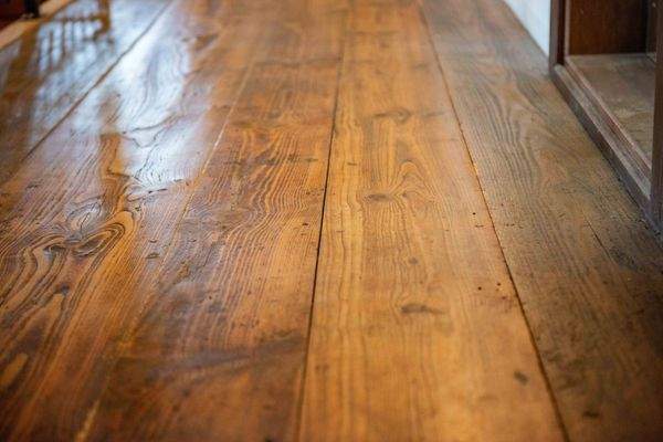 Massiver Holzboden mit breiten Dielen
