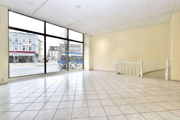 Das Schaufenster mit Blick auf den Doberaner Platz 