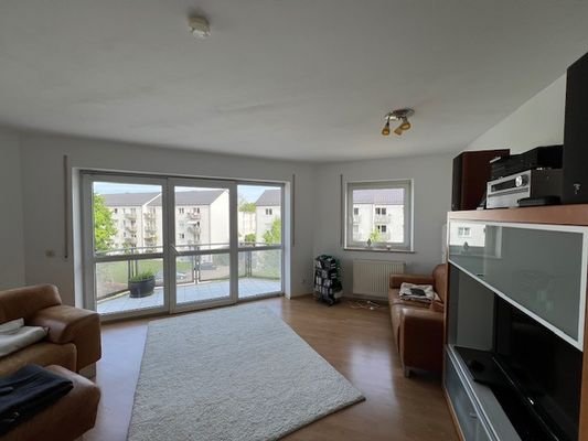 Wohnzimmer mit Zugang Nordwest-Balkon