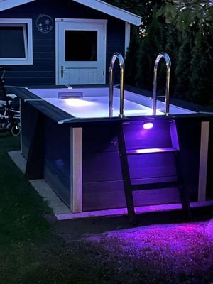 Pool beleuchtet