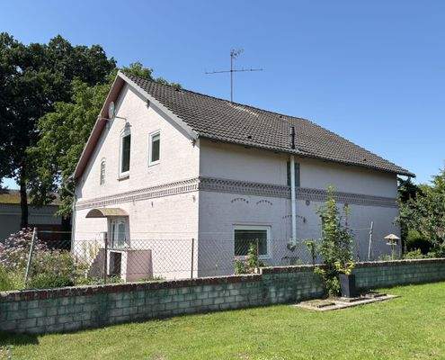 Hausansicht mit Eingangsbereich